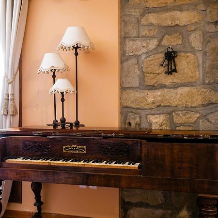 Apartamentos Vino Tinto Y Restaurante Tomate Rosa Adahuesca Kültér fotó