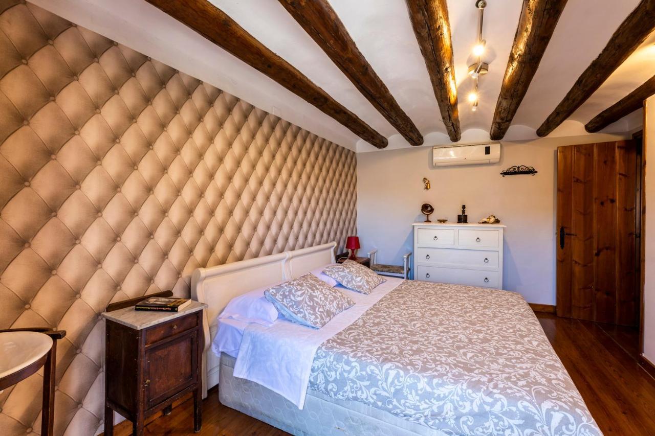 Apartamentos Vino Tinto Y Restaurante Tomate Rosa Adahuesca Kültér fotó