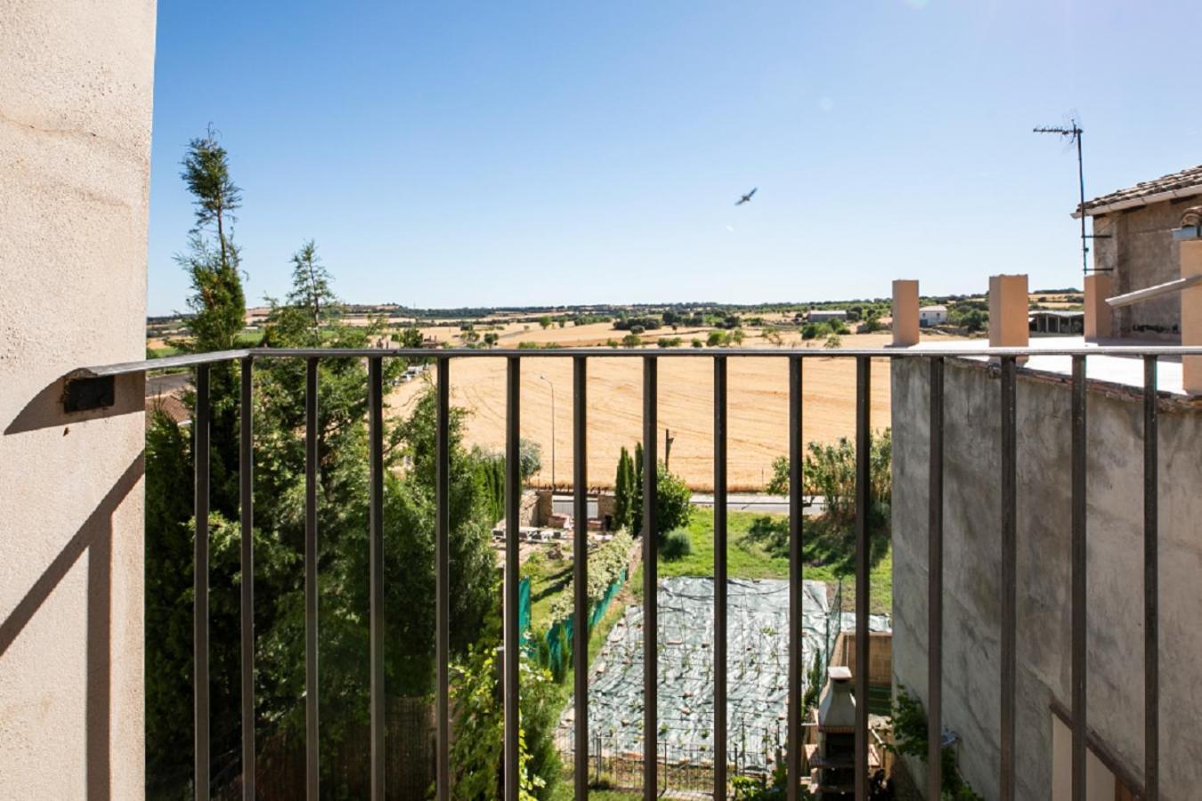 Apartamentos Vino Tinto Y Restaurante Tomate Rosa Adahuesca Kültér fotó