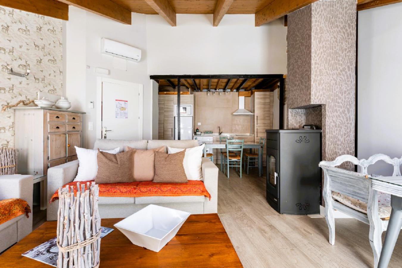 Apartamentos Vino Tinto Y Restaurante Tomate Rosa Adahuesca Kültér fotó