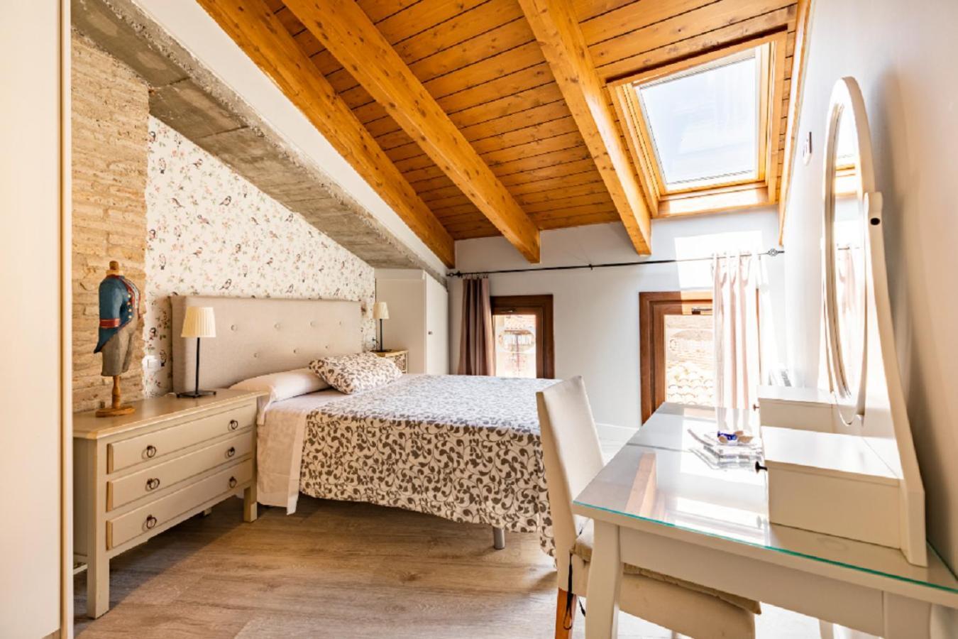 Apartamentos Vino Tinto Y Restaurante Tomate Rosa Adahuesca Kültér fotó