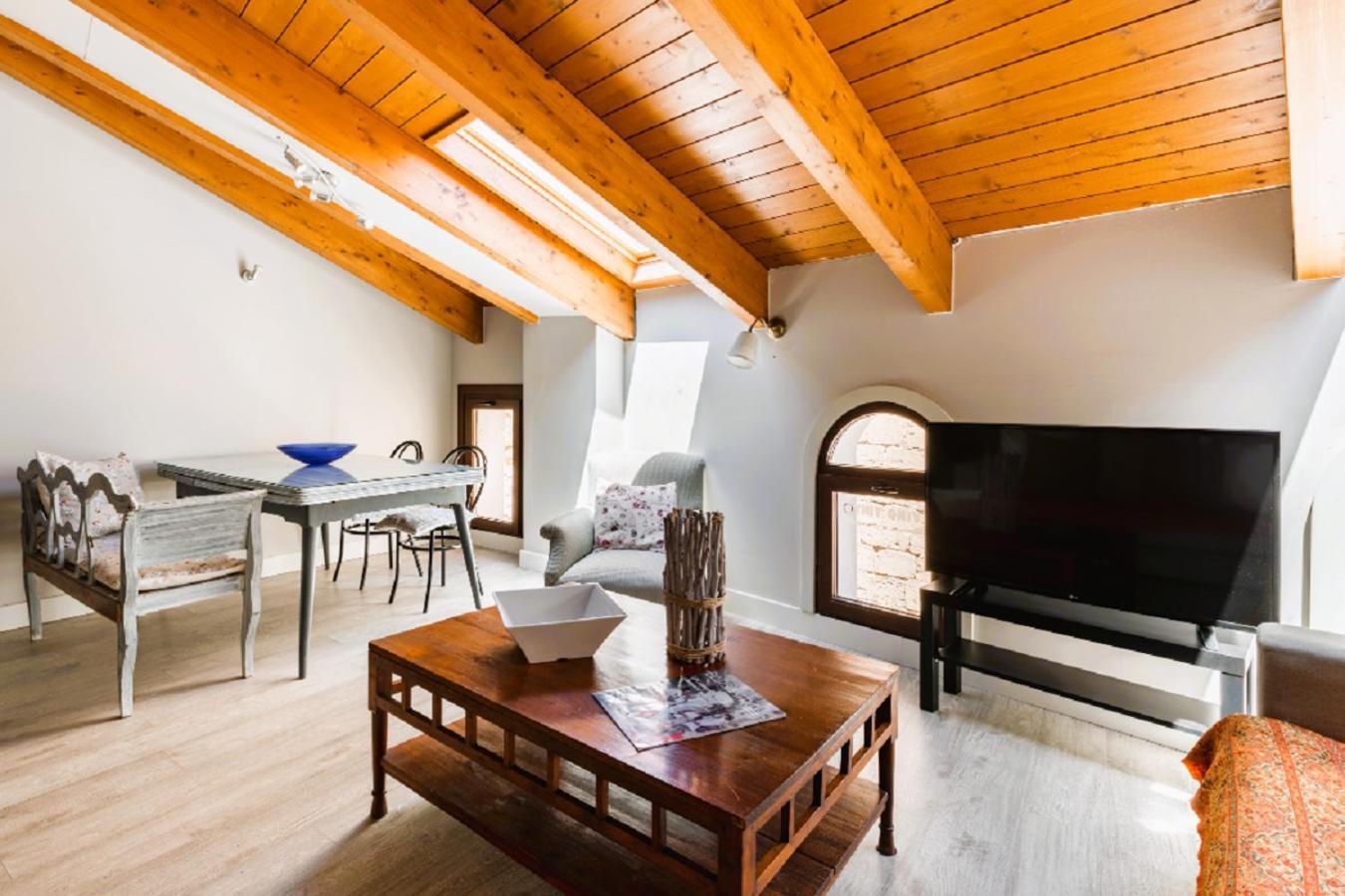Apartamentos Vino Tinto Y Restaurante Tomate Rosa Adahuesca Kültér fotó