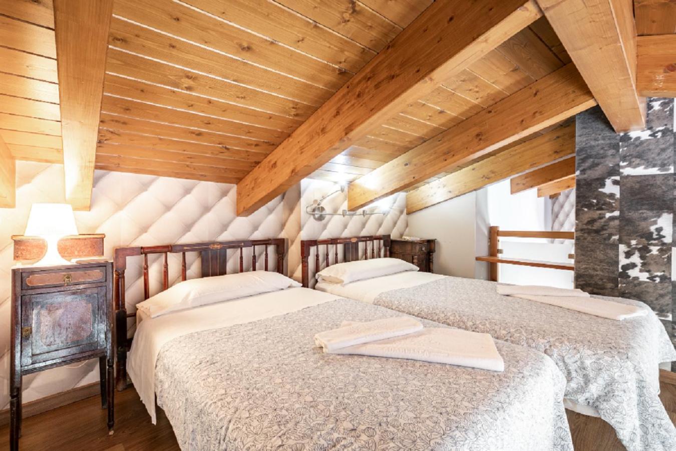 Apartamentos Vino Tinto Y Restaurante Tomate Rosa Adahuesca Kültér fotó