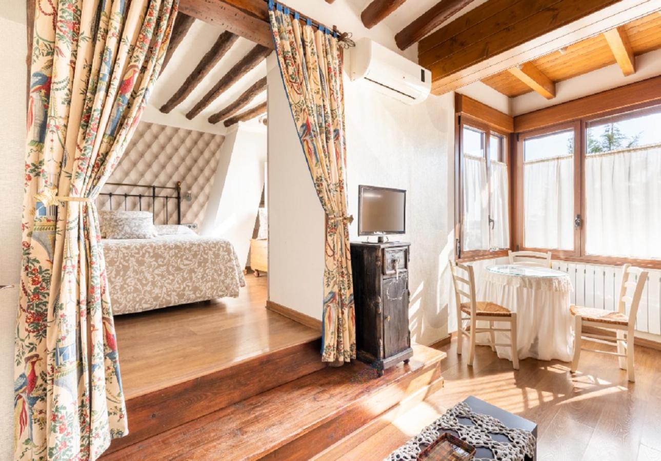 Apartamentos Vino Tinto Y Restaurante Tomate Rosa Adahuesca Kültér fotó