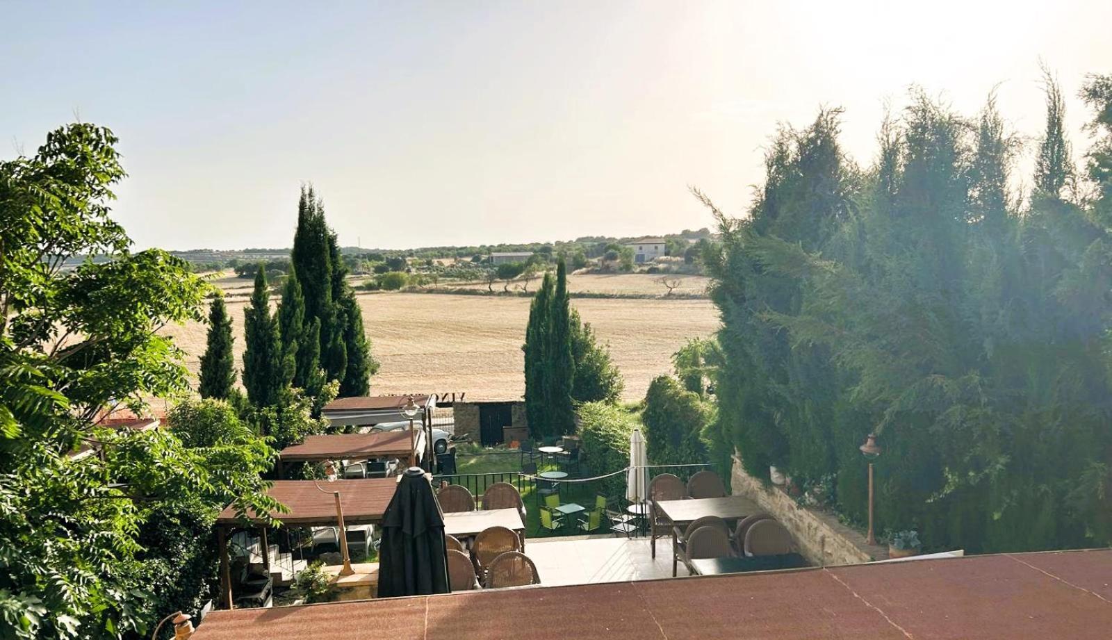 Apartamentos Vino Tinto Y Restaurante Tomate Rosa Adahuesca Kültér fotó